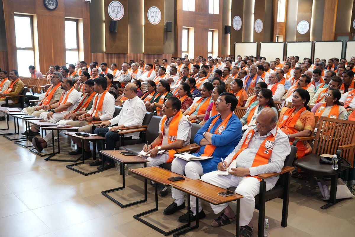 DrPrashantkorat's tweet photo. ગાંધીનગર પ્રદેશ કાર્યાલય 'શ્રી કમલમ' ખાતે આદરણીય પ્રદેશ અધ્યક્ષ શ્રી @iJagdishBJP જીની અધ્યક્ષતામાં અને પ્રદેશ સંગઠન મહામંત્રી શ્રી @ratnakar273 જીની વિશેષ ઉપસ્થિતિમાં આગામી કાર્યક્રમોના આયોજન અંગે બેઠક યોજાઈ. 

આ બેઠકમાં હાજર રહી પક્ષની મજબૂતી અને જનસેવાના કાર્યો માટે પ્રેરણાદાયી માર્ગદર્શન મેળવ્યું.
