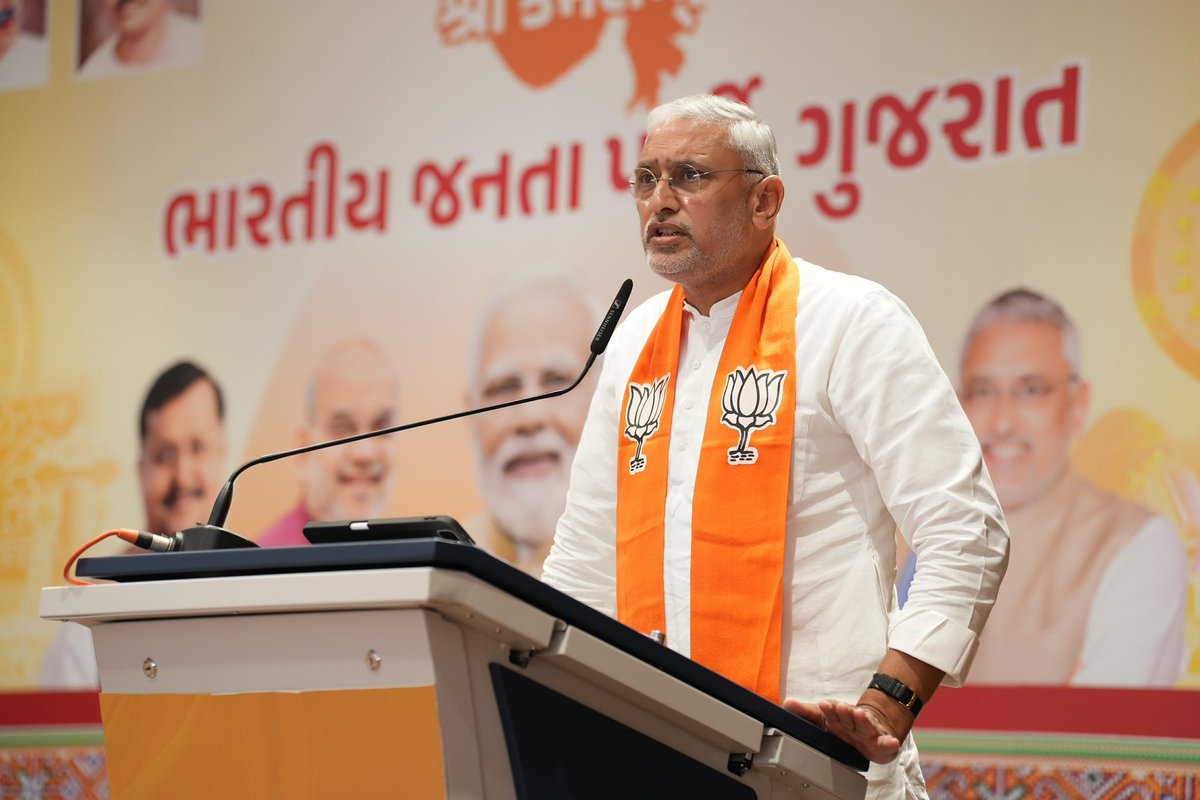DrPrashantkorat's tweet photo. ગાંધીનગર પ્રદેશ કાર્યાલય 'શ્રી કમલમ' ખાતે આદરણીય પ્રદેશ અધ્યક્ષ શ્રી @iJagdishBJP જીની અધ્યક્ષતામાં અને પ્રદેશ સંગઠન મહામંત્રી શ્રી @ratnakar273 જીની વિશેષ ઉપસ્થિતિમાં આગામી કાર્યક્રમોના આયોજન અંગે બેઠક યોજાઈ. 

આ બેઠકમાં હાજર રહી પક્ષની મજબૂતી અને જનસેવાના કાર્યો માટે પ્રેરણાદાયી માર્ગદર્શન મેળવ્યું.