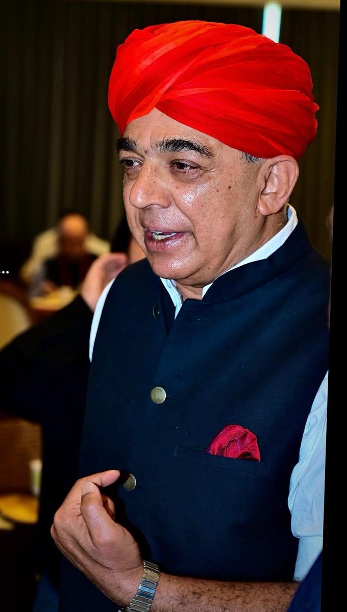 ashok_Jodhpurii's tweet photo. पंचायतीराज चुनावों को लेकर आई IB सर्वे रिपोर्ट में भाजपा की स्थिति कमजोर बताई जाने के बाद प्रदेश की राजनीति में हलचल तेज हो गई है। रिपोर्ट के बाद मुख्यमंत्री भजनलाल शर्मा के विरोधी खेमे द्वारा दिल्ली में नेतृत्व परिवर्तन के प्रयासों की चर्चा के बीच मुख्यमंत्री ने बड़ा राजनीतिक दांव चलते हुए कर्नल मानवेन्द्रसिंह जसोल को बाड़मेर, जैसलमेर और बालोतरा जिलों की जिम्मेदारी सौंप दी है।

सूत्रों के अनुसार इन तीनों जिलों में पंचायतीराज चुनावों के लिए टिकट वितरण की पूरी प्रक्रिया कर्नल मानवेन्द्रसिंह जसोल के माध्यम से ही संचालित की जाएगी। इसे मुख्यमंत्री का बड़ा मास्टर स्ट्रोक माना जा रहा है।

राजनीतिक गलियारों में चर्चा है कि इस निर्णय के बाद जोधपुर क्षेत्र के कई बड़े नेताओं की राजनीतिक गणित गड़बड़ा गई है, जबकि दिल्ली में नेतृत्व परिवर्तन की कोशिशों में लगे नेताओं के लिए यह फैसला अप्रत्याशित माना जा रहा है।

विशेषज्ञों का मानना है कि मुख्यमंत्री के इस कदम ने न केवल विरोधी खेमे की रणनीति को झटका दिया है, बल्कि आगामी पंचायतीराज चुनावों में संगठनात्मक नियंत्रण को भी मजबूत करने की दिशा में महत्वपूर्ण संकेत दिए हैं।
@BhajanlalBjp @BJP4Rajasthan @ManvendraJasol