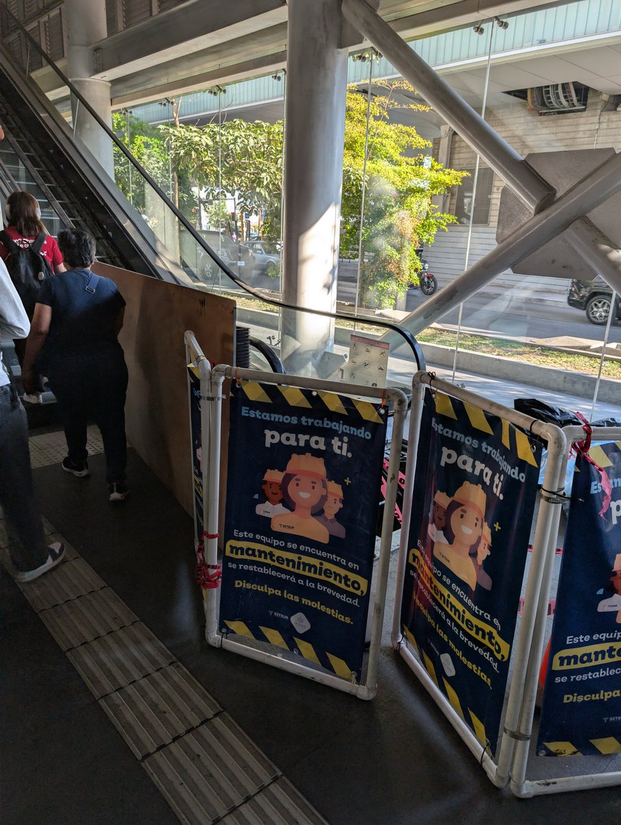MexicanArtorias's tweet photo. 4 semanas y contando.

Y las pinches escaleras siguen EXACTAMENTE IGUAL.

¿Son o se hacen? @SITEURJAL ¡Ah, pero para aplicar tarifazos y tarjetas de dudosa reputación son muy buenos!

@Trafico_ZMG https://t.co/uC09shiMG4