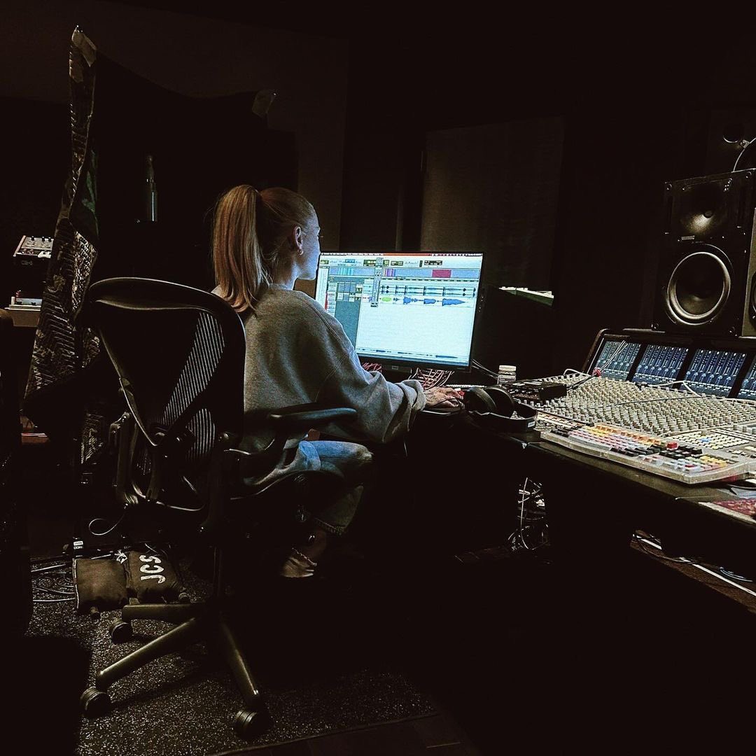arianagrandebr's tweet photo. Ariana Grande postou photodump hoje, dia 18, às 8h, de Los Angeles.

AG8? 👀 https://t.co/KUkLw5M4CN