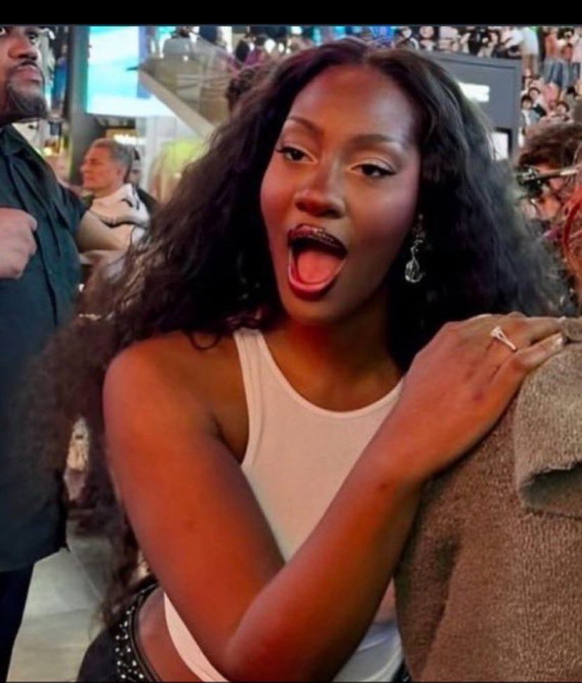 Dark-skinned Rachael tweet media