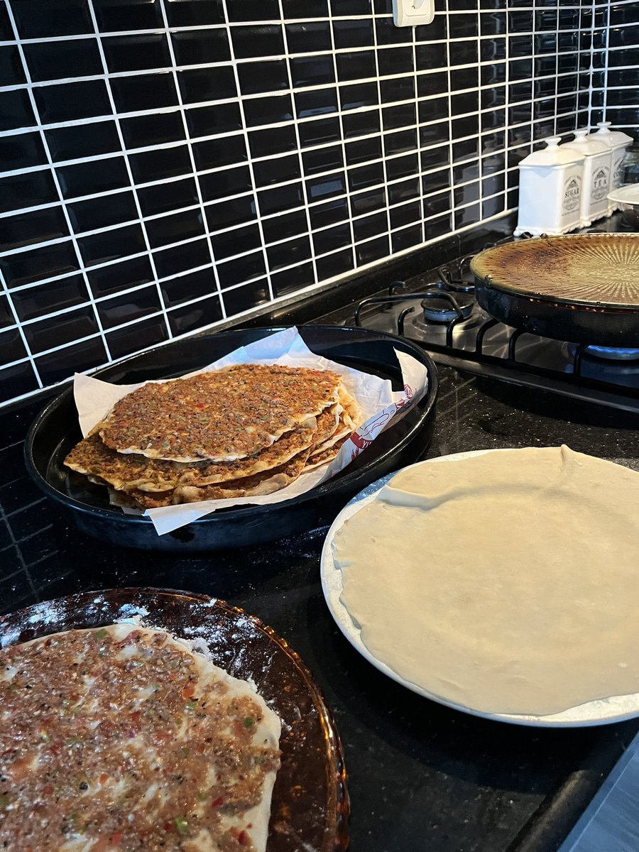 Annem babamla bana iftar için katılımı zorunlu lahmacun workshopu yapıyor