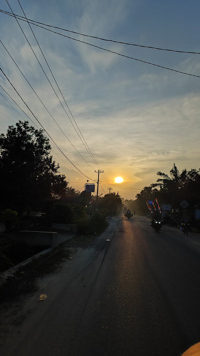 rhmalians's tweet photo. sunset today https://t.co/hIT8xQSncF