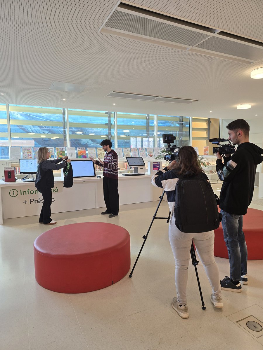 BibliotecaVicPB's tweet photo. Avui, a L'Aprenent, el programa del @TaronjaTV conduït per Guillem Perramon, la nostra companya Anna Sánchez explica l'ofici de bibliotecària. No us el perdeu!!! @bibliotequesXBM @vic_cultura #quefemalesbiblios #magradallegir #professions #oficis #bibliotecari https://t.co/N7r2MfNAmX