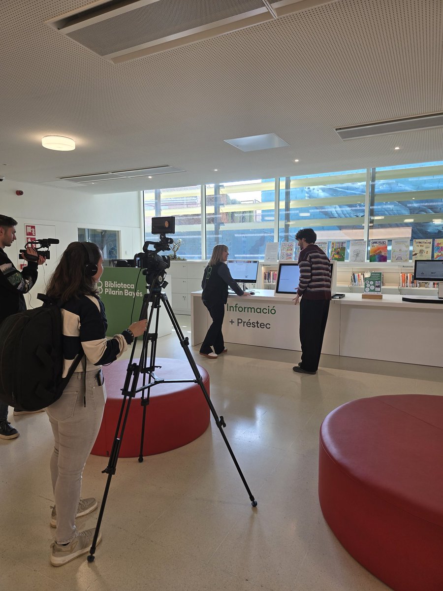 BibliotecaVicPB's tweet photo. Avui, a L'Aprenent, el programa del @TaronjaTV conduït per Guillem Perramon, la nostra companya Anna Sánchez explica l'ofici de bibliotecària. No us el perdeu!!! @bibliotequesXBM @vic_cultura #quefemalesbiblios #magradallegir #professions #oficis #bibliotecari https://t.co/N7r2MfNAmX