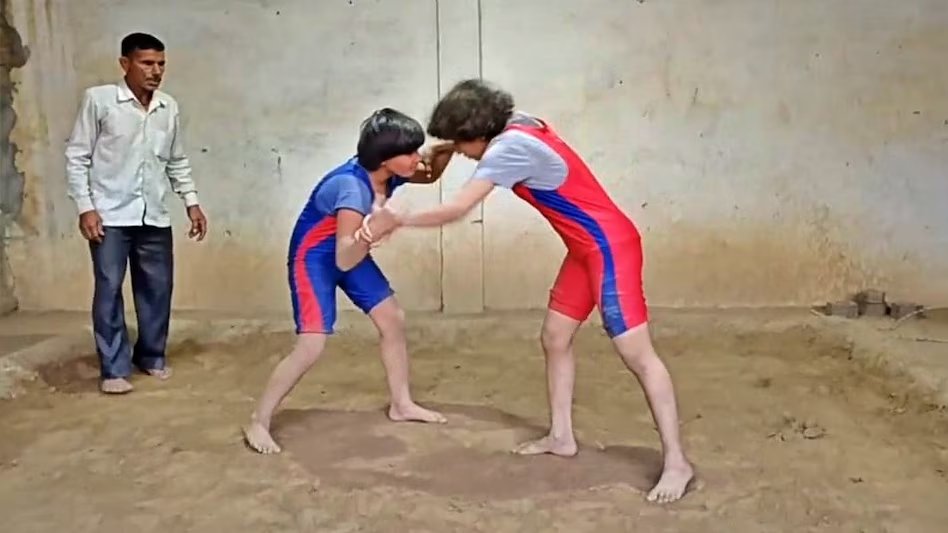 aajtak's tweet image. नेशनल गोल्ड का सपना टूटने पर पिता ने बेटियों को बनाया पहलवान!

पूरी खबर: intdy.in/0fy1fq

#Saharanpur #Dangal #Wrestling