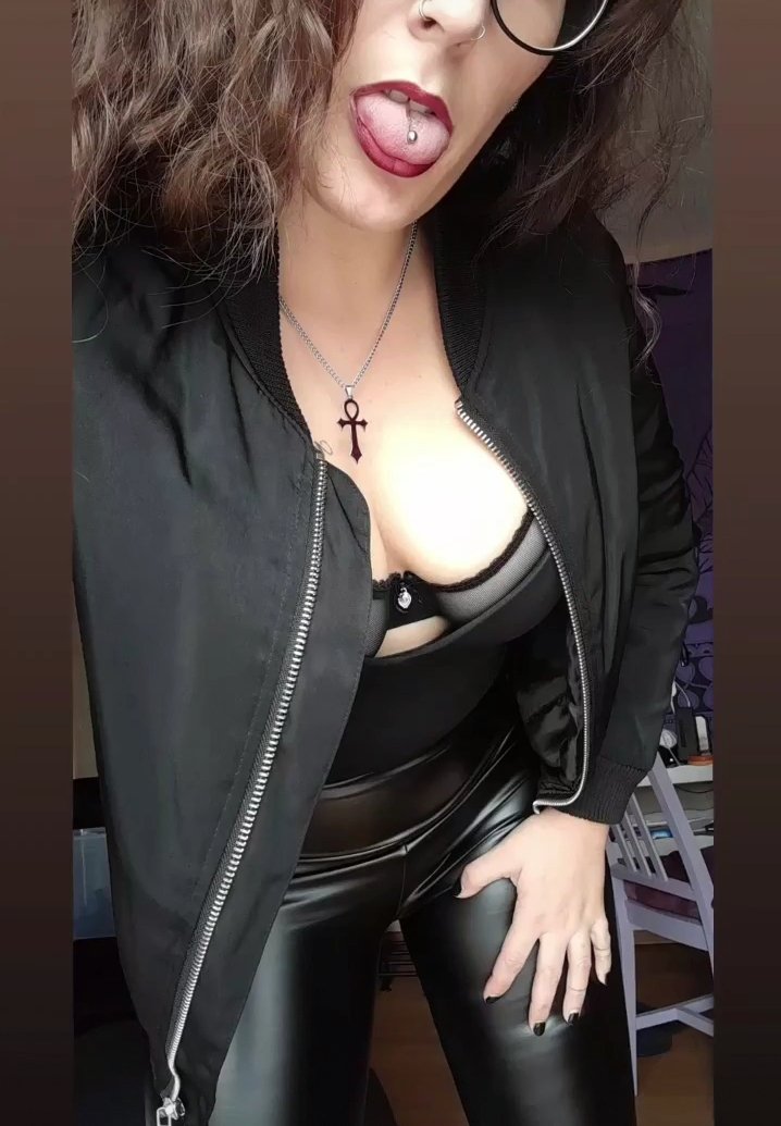 DeesseRose_351's tweet photo. Hi femdom 🌹

Je suis heureuse de vous annoncer que je reprends les séances réelles ! 

Candidature :

. Offrande de contacte obligatoire 20euros
. Localisation 
. Présentation de ta personne rapide / efficace 
. Expériences / pratiques

@Rtslave500 @RtSlavv @RTslave7565 @frenchdominart @goddess_hijabi @RtdomF 😏