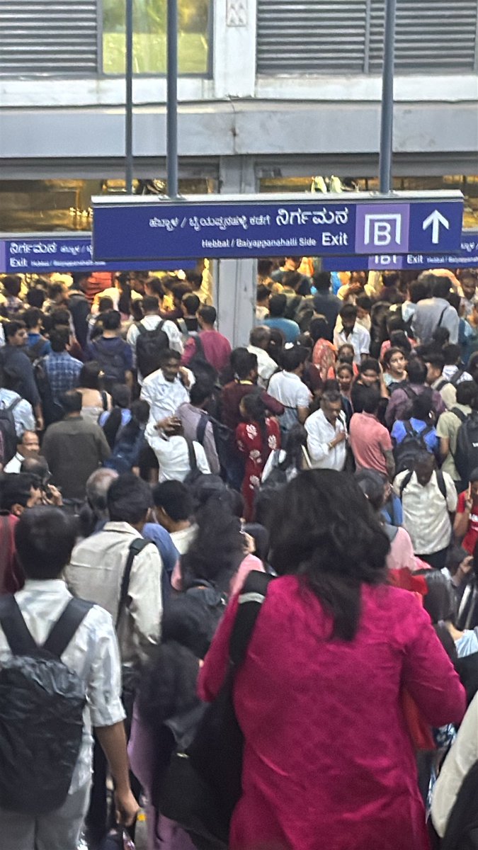 vinaykumarrai's tweet photo. @OfficialBMRCL This is Benigahalli today around 7:00 PM Exit. BMTC buses are standing waiting for pickup but passengers can’t go it’s raining heavily . Is it so costly to extend shade upto BusPick pickup point.. https://t.co/Nyn7ncfZ2Z