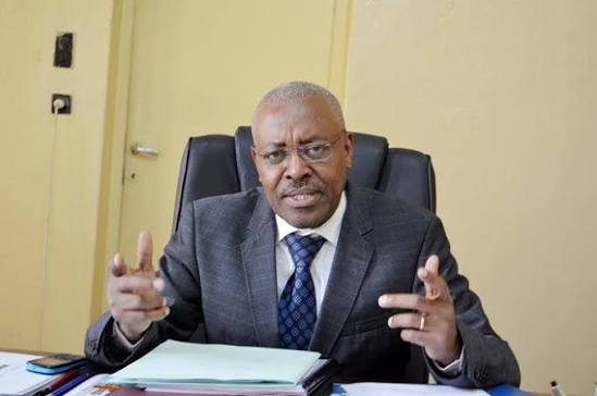 isomobi's tweet photo. 1. ''Ababembe, n'aba furero, bariho ngaha I Burundi kuva kera. Mais ils n'ont pas de territoire ici au Burundi 
2. Il y a une communauté de Burundais en RDC, les Barundi de la RDC, et ils parlent kirundi. Ils ne se comportent pas en Hutu ou Tutsi. Ils sont congolais. 
3. Les autrichiens parlent allemand, sans être allemands, les flamands parlent hollandais,sans être hollandais, ils sont belges 
4. Au Burundi, tout comme au Rwanda,il n'y a pas de territoire Hutu (hutuland),tutsi (Tutsi land) ou twa (twa Land) , nous partageons le territoire et la langue. Turi Abarundi twese, tuvuga ikirundi. 
5. En RDC , il n'y a pas de Tutsi land, ou de Hutu land, il y a des congolais, de plusieurs tribus qui ont leurs langues, lesquels langues peuvent être parlés par leurs voisins ( le Kikongo est parlée en RDC et au Congo Brazzaville ..)
6. Au moment de l'indépendance, les Africains se sont convenus de respecter les frontières laissées par le colonisateur ( conférence de Berlin, 1885, ....) tout en sachant très bien que ces frontières ne correspondent pas aux réalités sociales, linguistiques, ..ou anthropologue, dans le souci de sauvegarder la paix sociale 
7. En échange, les autorités africaines ont encouragé la politique de l'Intégration Régionale pour casser ces frontières,et permettre la libre circulation des biens et des citoyens de ces entités,blocs... avec parfois une monnaie unique , passeport unique
8. Ouest ( CEDEAO ), EST ( EAC) , Centre ( CEEAC), SUD,( SADEC ) NORD, ....
9. La création de la CEPGL ( Zaïre, Burundi, Rwanda)avait été créée dans ce sens : casser les frontières en gardant la souveraineté et l'intégrité territoriale des pays membres et soutenir le développement 
10. La CIRGL, également, crée entre autres pour résoudre pacifiquement les conflits 
11. Personne ne peut (ou ne pouvait)empêcher les gens de migrer ou les royaumes de s'étendre, mais des mécanismes de gestion des conflits territoriaux existent déjà ainsi que le Droit International,
12. Soyons Burundais, Rwandais ou Congolais, en sachant que chacun a son clan ou tribu , ( ethnie, si vous voulez)ou parti politique ou religion, l'essentiel est de COHABITER EN PAIX, AU SEIN DES ETATS QUI RESPECTENT LA LOI 
13. Si dans notre sous région ( RDC, BURUNDI, RWANDA, TANZANIE, UGANDA, ...) L'accord de Washington et les Résolutions des Nations unies, 2773, 2803 qui obligent la RDF,de se retirer du territoire de la RDC,et AFC- M23 de déposer les armes, sont respectées, la guerre pourrait s'arrêter immédiatement.
14. Il faut redonner le Droit et la diplomatie leur place, et bannir le recours aux armées''.
Jean de Dieu Mutabazi.
@medardmuhiza 
@kivuutile @NtezeBakari @fatshi13 @PatrickMuyaya @kayikwambaT 
@___GOD_FATHER @AAwithJGS @IGIHE @