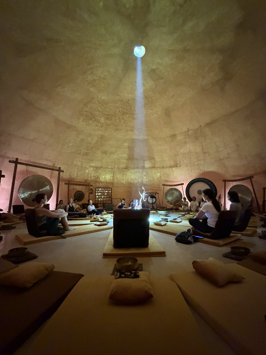 จินโยกอยู่ในฟลอร์ tweet media