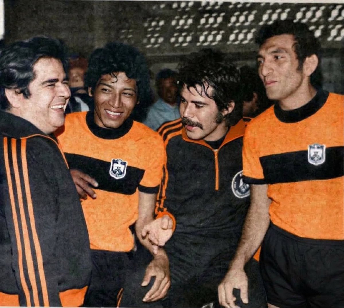 Las sonrisas de la victoria 

Los jugadores aguiluchos Moisés “Pecho de Mono” González, Will Peñate y Tony Regalado, y el directivo Nino Düler, celebran la victoria de 2-0 frente Saprissa,  en San José, durante el torneo de la Fraternidad Centroamericana de 1976.