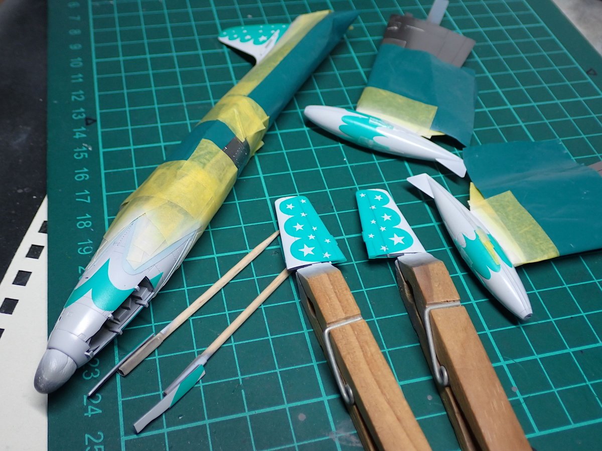 gorimodeler's tweet photo. まずは白を塗装。
一部黒下地でしたが、最近の白塗料はあっという間に白くなるのスゴイ。
乾燥したところで、次の赤青のためのマスキング。
翼端タンクは凸部があるため両面テープなども使って頑張りましたが、リタッチ必須となりそうです。
#軍団26カミナリ祭
#F84G
#72lab https://t.co/YsYyzzGEli