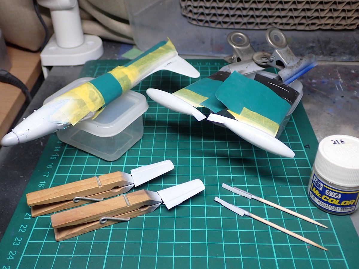 gorimodeler's tweet photo. まずは白を塗装。
一部黒下地でしたが、最近の白塗料はあっという間に白くなるのスゴイ。
乾燥したところで、次の赤青のためのマスキング。
翼端タンクは凸部があるため両面テープなども使って頑張りましたが、リタッチ必須となりそうです。
#軍団26カミナリ祭
#F84G
#72lab https://t.co/YsYyzzGEli
