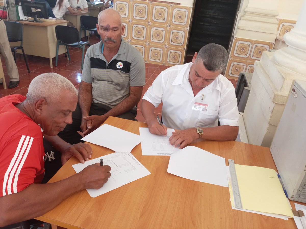 lisreyna91's tweet photo. Se realiza la firma de contrato de financiamiento con directivos de la UBPC Raúl Chacon Jorge y usufructuario asociado a la base productiva con el fin chapea de marabu y asi el incremento del área de pastoreo para la alimentación del ganado vacuno. 
Sucursal 7601 de Bandec https://t.co/1l2dDsyo5v