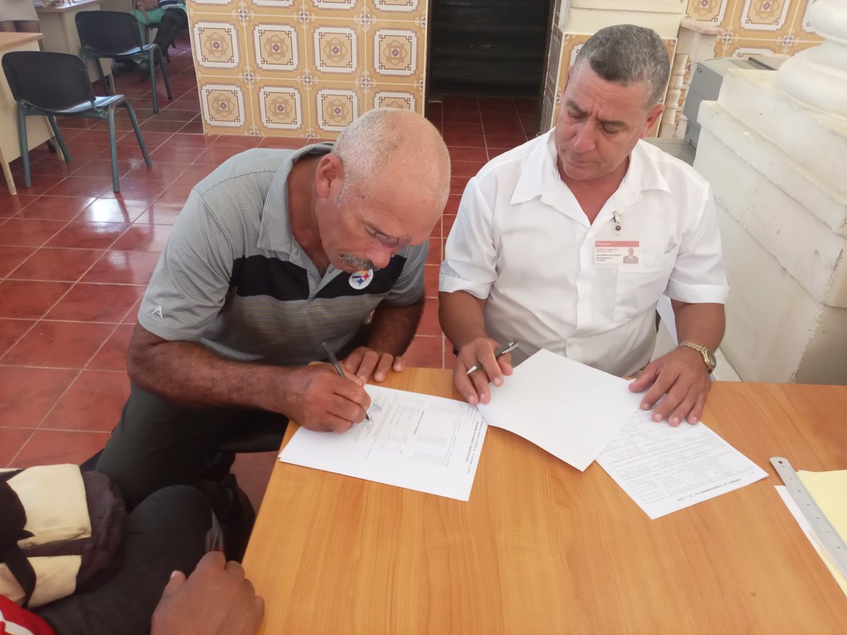 lisreyna91's tweet photo. Se realiza la firma de contrato de financiamiento con directivos de la UBPC Raúl Chacon Jorge y usufructuario asociado a la base productiva con el fin chapea de marabu y asi el incremento del área de pastoreo para la alimentación del ganado vacuno. 
Sucursal 7601 de Bandec https://t.co/1l2dDsyo5v