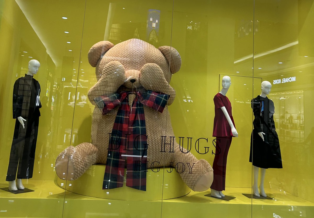 cewe dikasih gift boneka sebesar ini terus kalo misalkan putus sama cowo nya kira kira boneka nya akan dibakar atau dibuang ga ya? serius tanya🗿