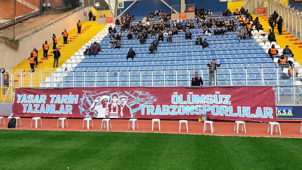 uniggresmi's tweet photo. YAŞAR TARİH YAZANLAR, ÖLÜMSÜZ TRABZONSPORLULAR !

Yeni el emeği pankartımızla Recep Tayyip Erdoğan Stadyumundayız. https://t.co/KdCFetPQ4l