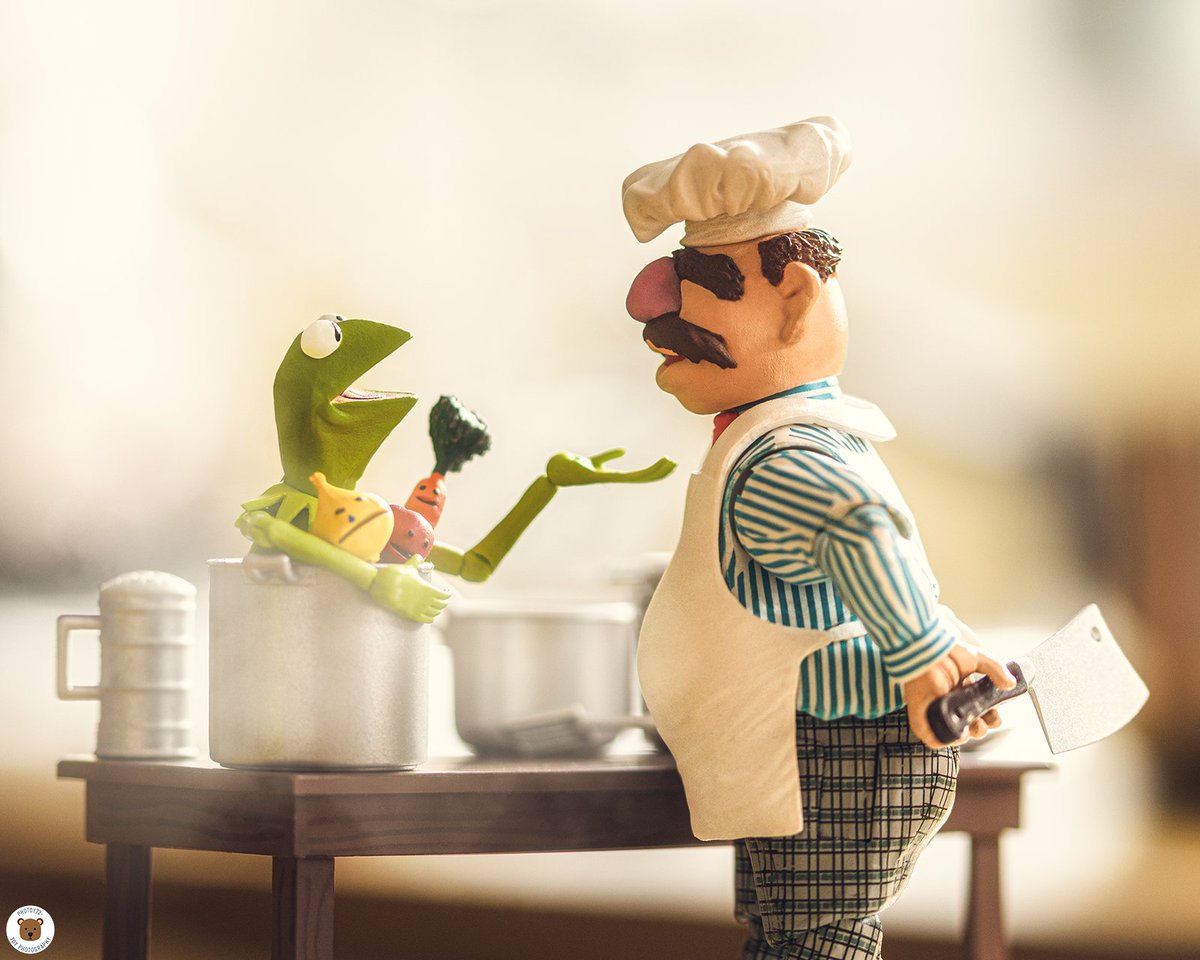 photoy72's tweet photo. " Gee, what a nice hot bath Chef, thank you. There's just not a lot of room for your vegetroubles though ! " 🥕🍎🧅🐸
#kermit #swedishchef #frog #soup #muppets #toyphotography #imagination #popculture #diamondselecttoys #cook https://t.co/uYNKvXnED6