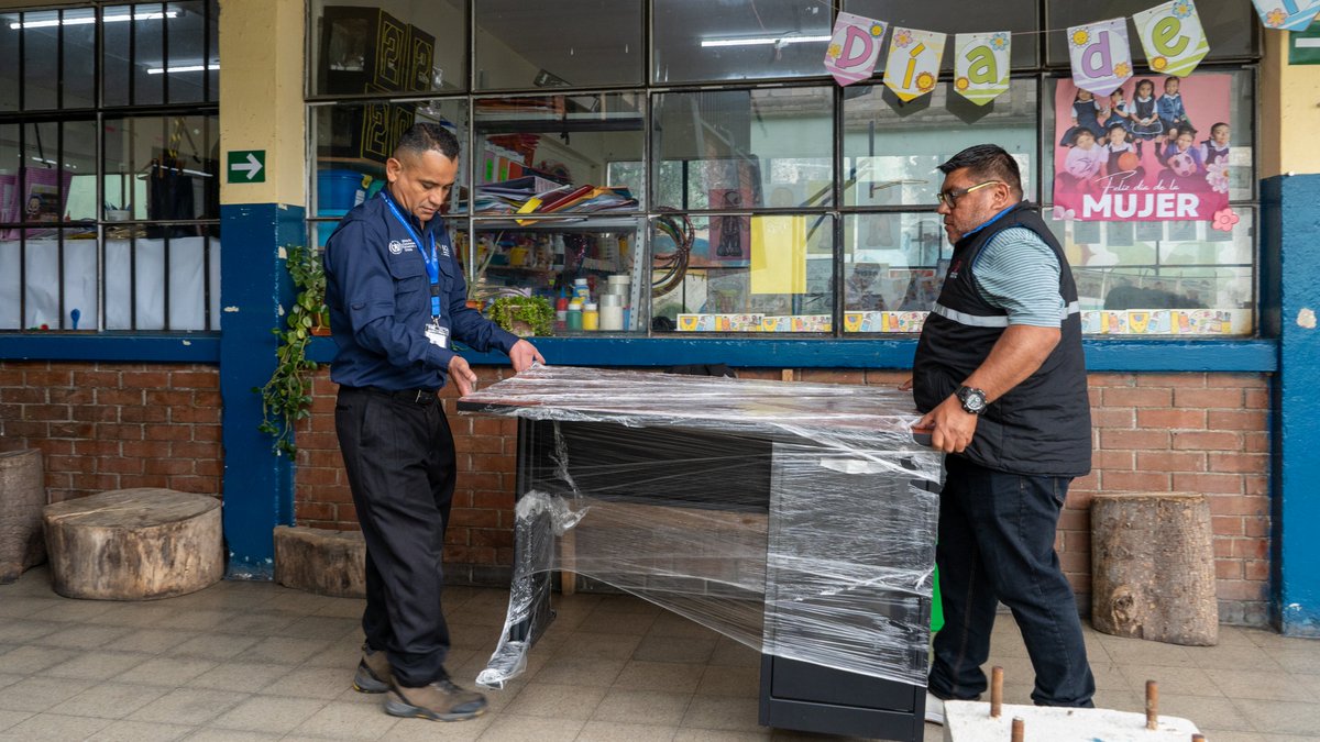 UCEE_CIV's tweet photo. 📚La UCEE entregó 15 cátedras a la EOUM No. 5 “Miguel García Granados”, zona 1, Ciudad de Guatemala.
🗣️“Con mobiliario adecuado, la enseñanza será mejor”, destacó la docente Alma Lisseth Rodríguez.
Seguimos fortaleciendo la educación en el país.
#UCEE #CIV #Educación #Guatemala https://t.co/UumBGTzwKs