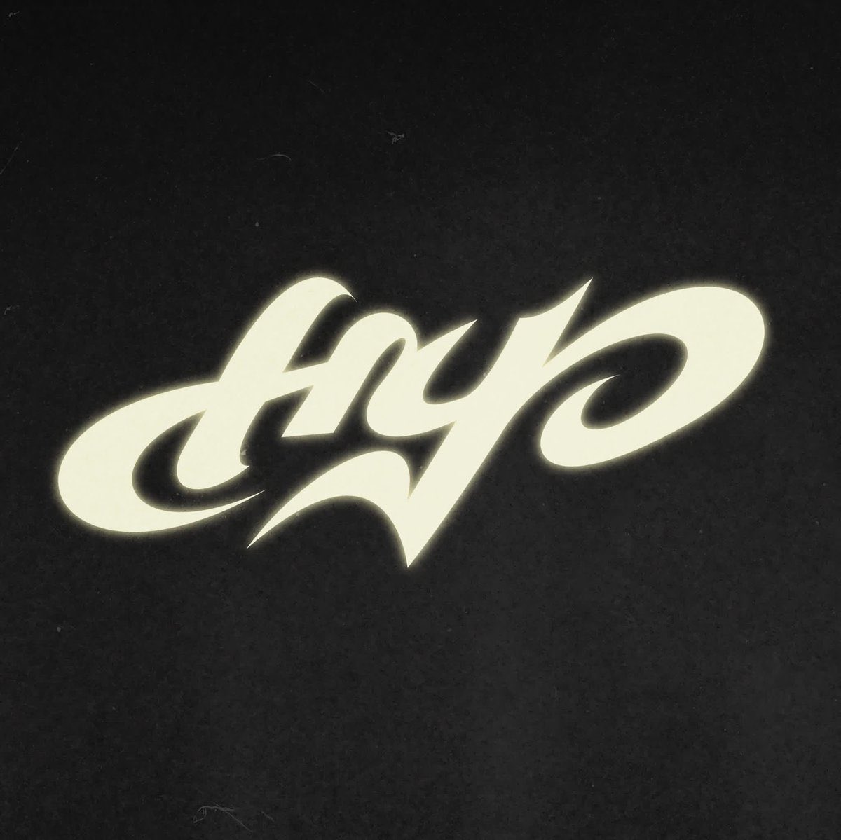 richelja's tweet photo. u can all trust SM’s art team to give us an iconic logo, bc what do you mean, this spells out dj HYO??? https://t.co/w5vp2ZxxBM