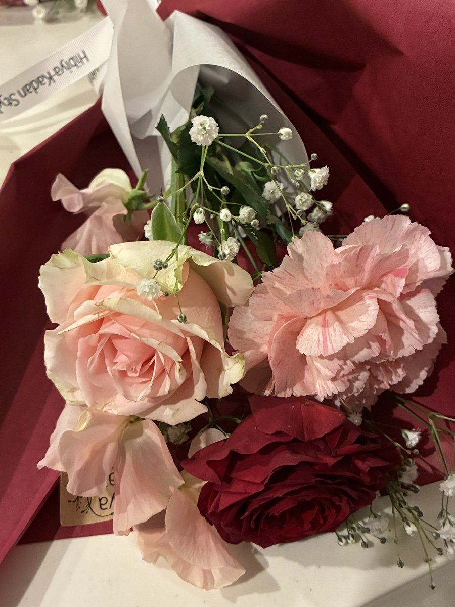 RoseCatEnglish's tweet photo. 本日卒業しました🌸

家に帰って来た娘が
「あげる」と言って
花束をくれました💐✨

「おめでとう」とか言わないところが娘らしい

次の挑戦が始まるまで
しばらくちゃんと
ご飯作ります https://t.co/axvtuaPQUd