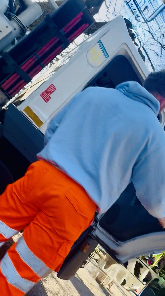 ScaffHunter's tweet photo. Fit ass ๐ #fit #fitass #fitAF #tradie #tradielad #fittradie #workie #workgear #hoodie #HiVis #HiViz #workboots #bootworship ๐ฝ https://t.co/wFUk2qXDx8