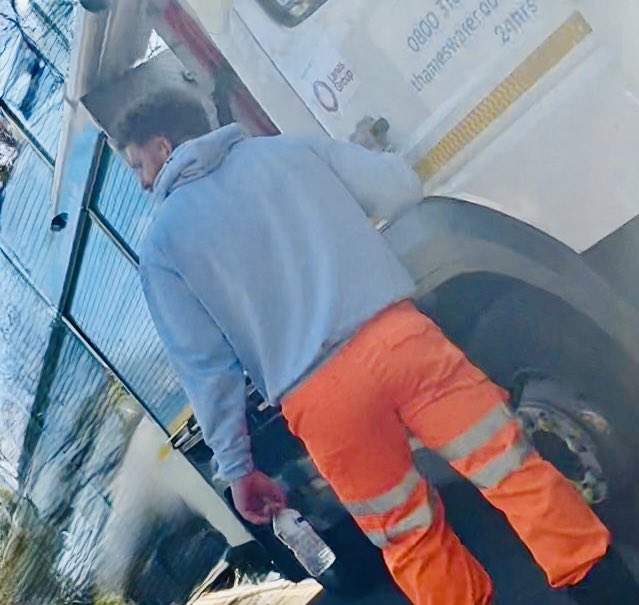 ScaffHunter's tweet photo. Fit ass ๐ #fit #fitass #fitAF #tradie #tradielad #fittradie #workie #workgear #hoodie #HiVis #HiViz #workboots #bootworship ๐ฝ https://t.co/wFUk2qXDx8