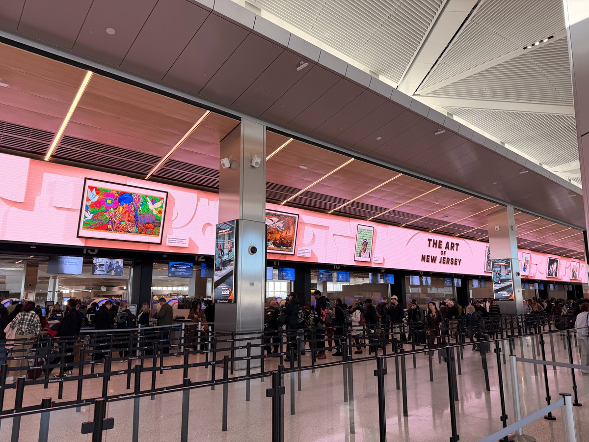 Newark Terminal A ⭐️⭐️⭐️⭐️⭐️ tweet media