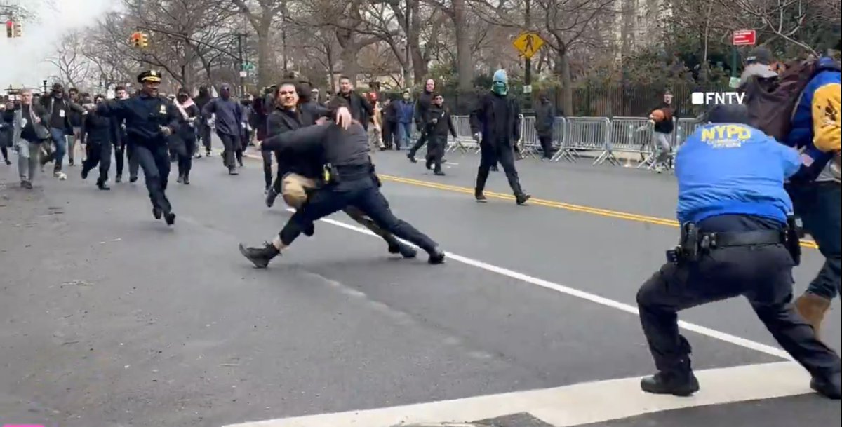 jansteam's tweet photo. @MAGAVoice @nypd give this guy a medal https://t.co/FPy1Di11Fx