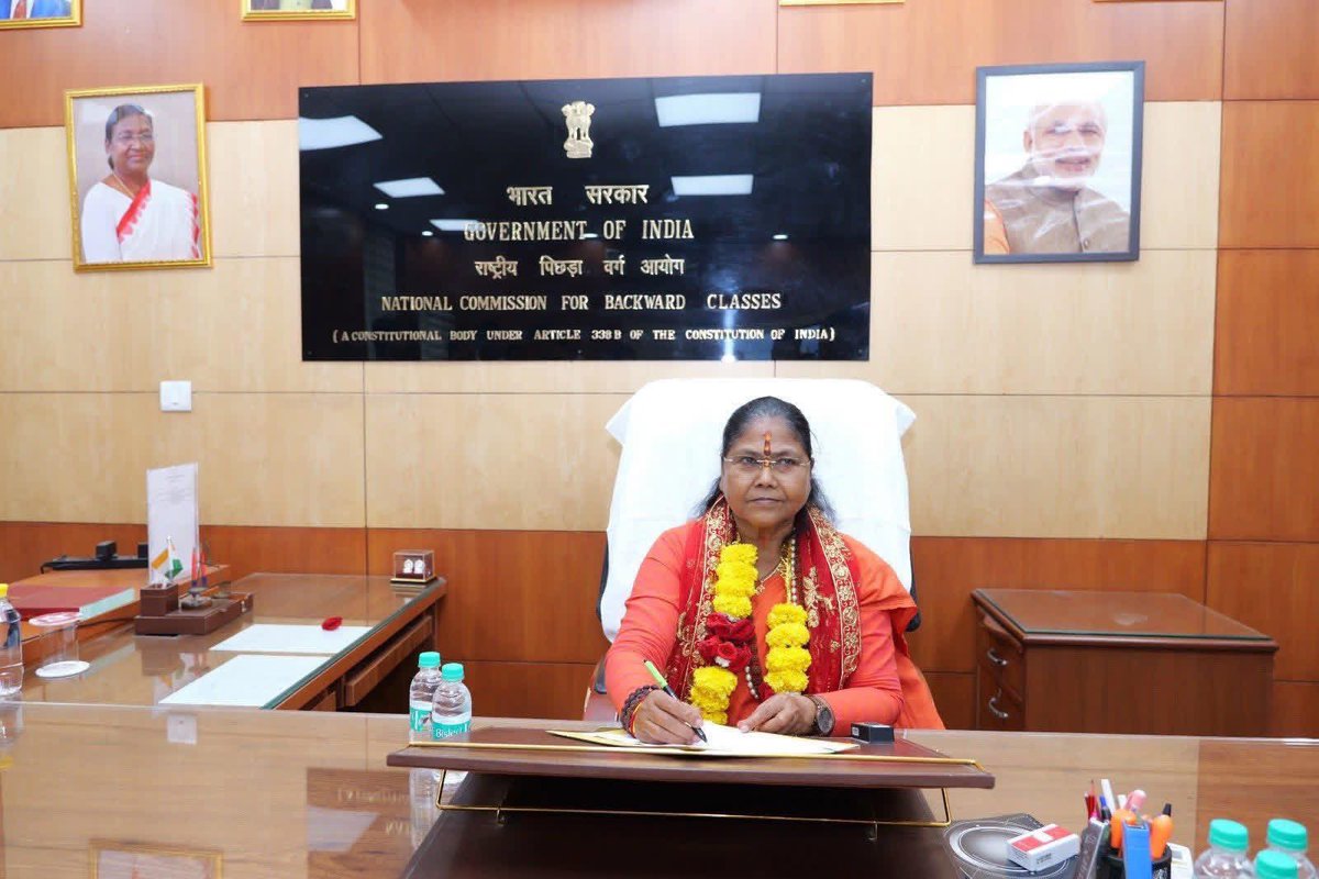 पूर्व केंद्रीय राज्य मंत्री आदरणीय <a href="/SadhviNiranjan/">Sadhvi Niranjan Jyoti</a> जी को राष्ट्रीय पिछड़ा वर्ग आयोग की अध्यक्ष नियुक्त होने पर हार्दिक बधाई एवं शुभकामनाएं।

हमें पूर्ण विश्वास है की आपके दीर्घ राजनीतिक अनुभव, सामाजिक समर्पण एवं जनसेवा के प्रति प्रतिबद्धता से आयोग को नई दिशा प्राप्त होगी।