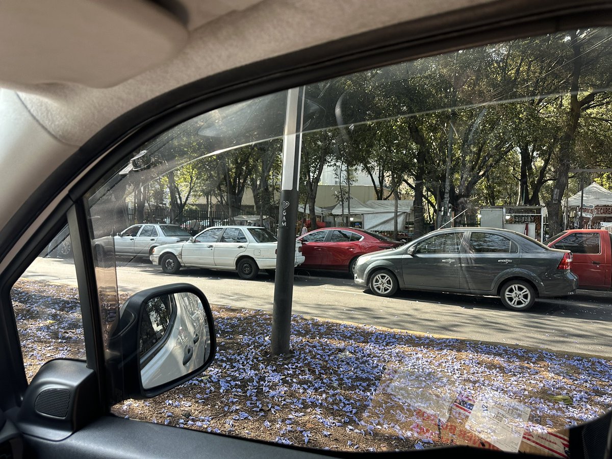 alfonsogodinez2's tweet photo. @UCS_GCDMX de Olicita tránsito para el cagadero de eje 4 fortuna Audi en doble fila frente al hospital magdalena de las salinas urgente https://t.co/tiLjZMq7eA