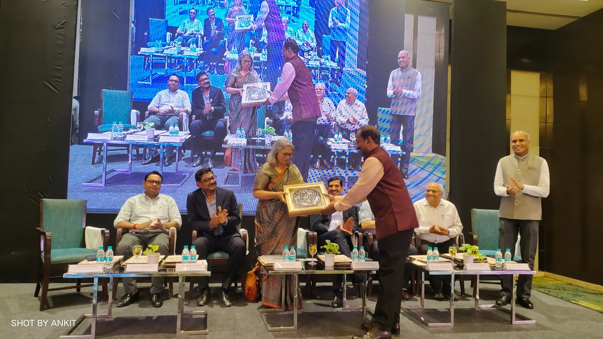 Textiles Committee tweet media