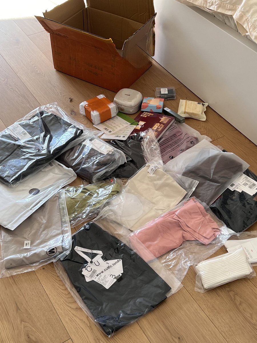siqi279033991's tweet image. 我的《有的赚》漂洋过海终于来到我的身边
虽然可惜没拿到赚哥的亲笔签
但我相信书里的智慧更迷人
期待每晚的阅读时光 
快等不及和大家交流阅读感了

 #LibertyCats #NFTArts #NFTDay @LibertyCats_APP