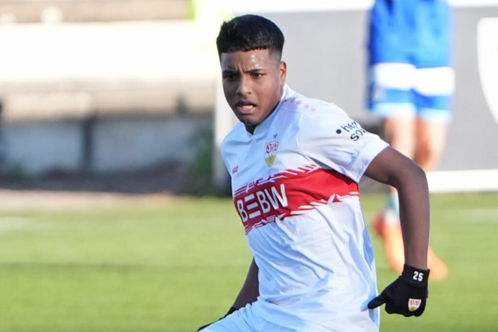 KVerdezoto17's tweet photo. Antes de darle una nueva oportunidad a Jordy Caicedo (17 partidos con la mayor, está desde el 2021), apostaría por la sangre nueva: Elías Legendre que está en la Ligue 1 de Francia o el propio Jeremy Arévalo que está en Alemania. 

Parte del problema en Ecuador en no encontrar a un nuevo delantero es precisamente por insistir en los mismos nombres y no ampliar el abanico con nuevas apuestas.