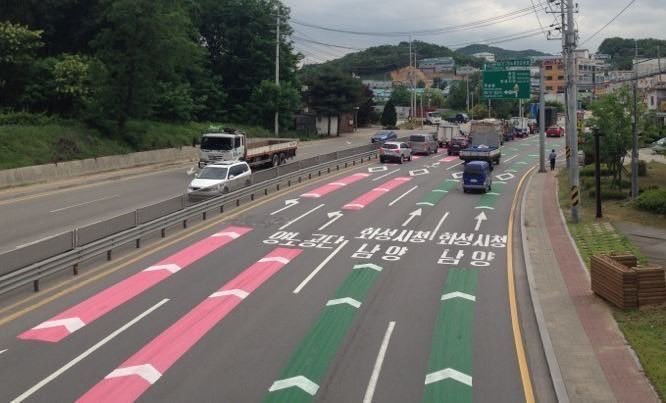 สกรีนพื้นในรูปคือ ส่วนหนึ่งของ “Project ห้าแยกไม่หลง” ที่ผมทำร่วมกับกรมทางหลวงครับ โดยในแผน จะมี 5 เรื่อง

1) สกรีนพื้น 
- อันนี้จริงๆผมอยากให้กรมทางหลวงแยกสีไปเลย แต่กรมทางหลวงขอสีเดียวก่อน เพราะกลัวหลายสีแล้วโดนว่า 

2) ทำเส้นสี นำสายตา ไปในแต่ละเส้นทาง 
- อันนี้คือ highlight