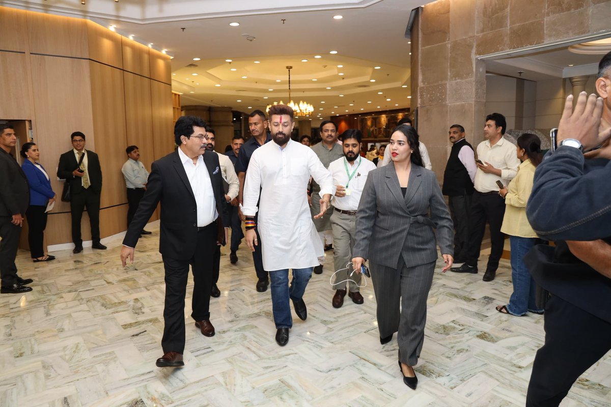 WION Pulse Global Summit में केंद्रीय मंत्री आदरणीय श्री <a href="/nitin_gadkari/">Nitin Gadkari</a> जी के करकमलों से WION Icons Award प्राप्त करना मेरे लिए गर्व का क्षण रहा।

यह सम्मान भारत के युवाओं की बढ़ती आकांक्षाओं और राजनीति में उनकी सक्रिय भागीदारी की शक्ति का प्रतीक है।

देश के लोकप्रिय माननीय