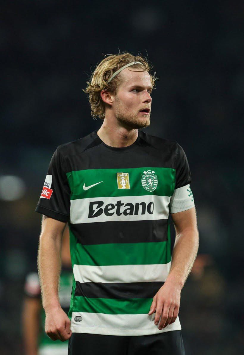 Ar_senalXtra_'s tweet image. 🚨 BREAKING! 💣
Morten Hjulmand will MISS the first leg vs Arsenal due to suspension. 🇩🇰

Huge blow for Sporting CP  they’ll be without their captain and key midfielder for the opener.