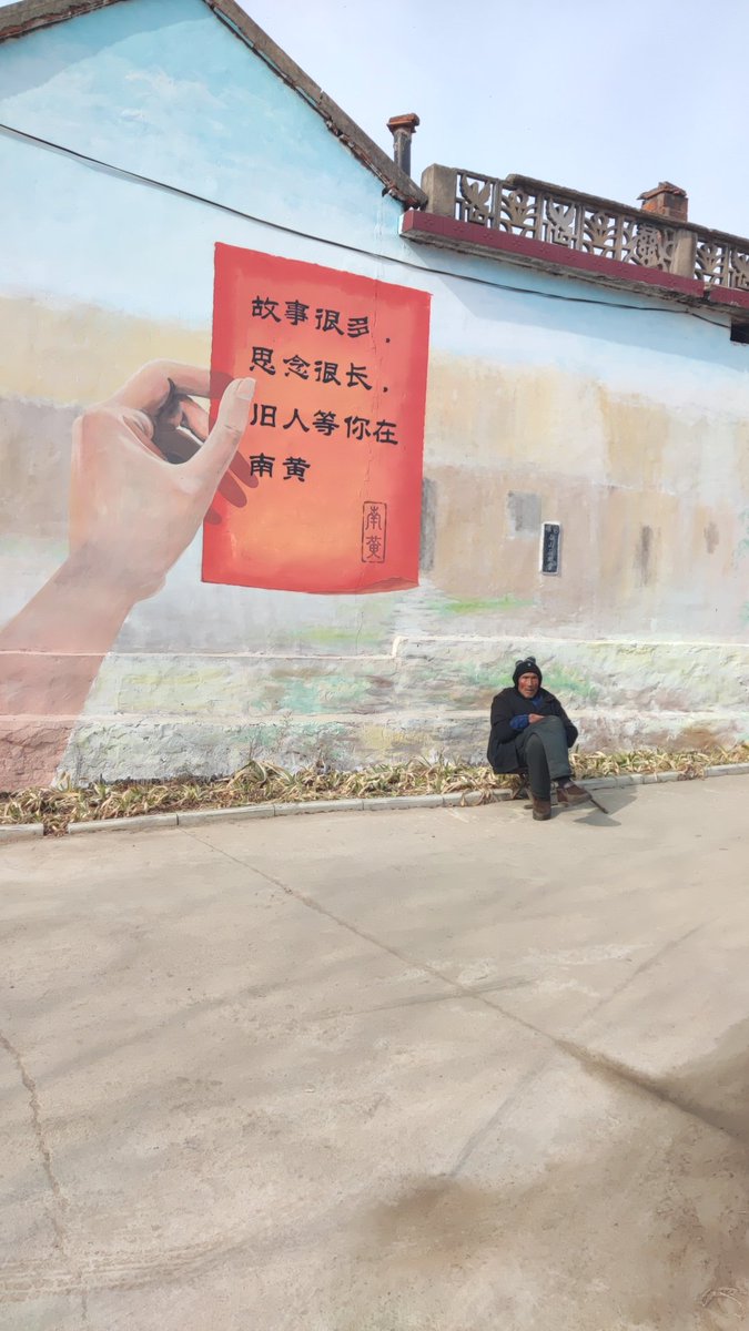 romeosh25's tweet photo. 在老巷砖墙上撞见光影涂鸦——落日斜切过斑驳墙皮，霓虹色线条绕着砖缝跳，像给旧时光缝了件发光的新衣裳 偶遇的艺术小惊喜，治愈所有赶路的匆忙～ #街头艺术 #光影与时间 https://t.co/ph1mTDogvu