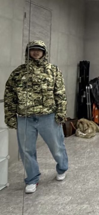 쿄딩 모해 옷에 잡아묵혀서는 표정 😏 이런거 개귀야움