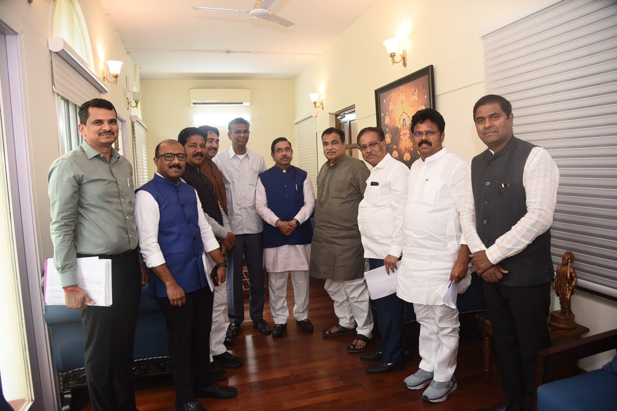ದೆಹಲಿಯಲ್ಲಿ ಇಂದು ಕರ್ನಾಟಕ ಲೋಕೋಪಯೋಗಿ ಇಲಾಖೆ ಸಚಿವರಾದ ಸನ್ಮಾನ್ಯ ಶ್ರೀ ಸತೀಶ್ ಜಾರಕಿಹೊಳಿ ಅವರ ನೇತೃತ್ವದಲ್ಲಿ ಕೇಂದ್ರ ರಸ್ತೆ ಸಾರಿಗೆ ಮತ್ತು ಹೆದ್ದಾರಿ ಸಚಿವರಾದ <a href="/nitin_gadkari/">Nitin Gadkari</a> ಅವರನ್ನು ಭೇಟಿ ಮಾಡಿ, ರಾಜ್ಯದ ಸಮಗ್ರ ಮೂಲಸೌಕರ್ಯ ಅಭಿವೃದ್ಧಿಗಾಗಿ (CIRF) ನಿಧಿ ಅಡಿಯಲ್ಲಿ ₹2,000 ಕೋಟಿ ಅನುದಾನ ಬಿಡುಗಡೆ ಮನವಿ ಸಲ್ಲಿಸಲಾಯಿತು.