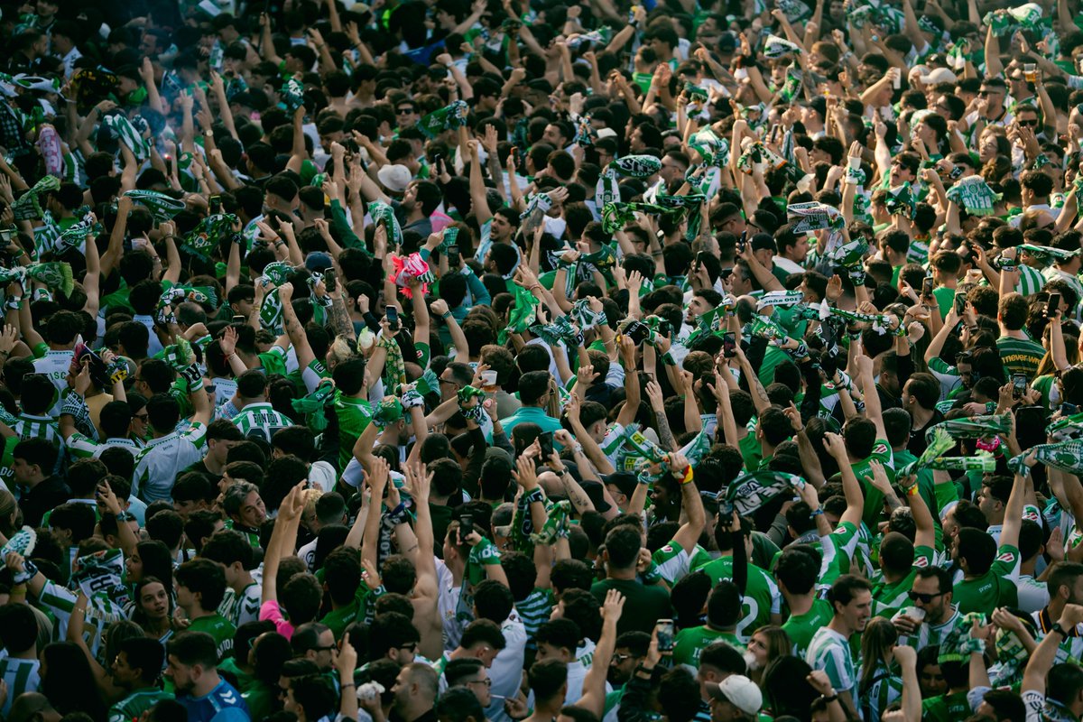 Pepelias17_'s tweet photo. 🟢🏟️La Cartuja, ante otra noche mágica y de récord 

6⃣0⃣0⃣0⃣0⃣ Ya hay vendidas más de 53.000 localidades y se espera alcanzar las 60.000 para el partido de este jueves entre el Real Betis y el Panathinaikos, lo que supondría la mejor entrada de la historia de un club andaluz como local en competición europea

https://t.co/HXCCqGrQYc a través de @MundoBetis_