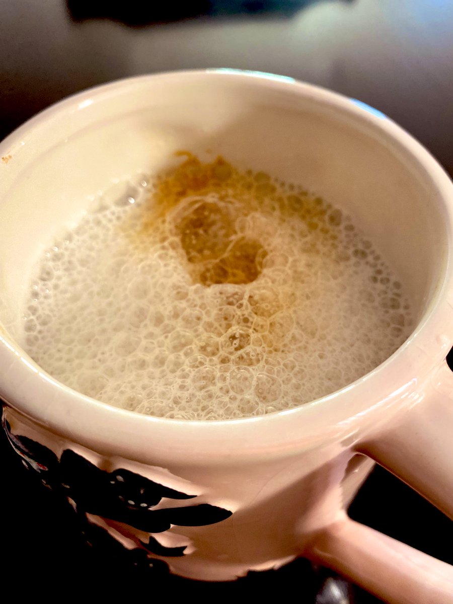 naamahhex's tweet photo. Mis peores enemigas han vuelto con fuerza: las alergias. 

Nariz tapada, ojos lagrimeando, la cabeza me pesa. La única luz en este túnel es mi café… Si alguno de ustedes realmente se preocupa por mi bienestar, que lo demuestre ahora. https://t.co/OXrGowxAqi