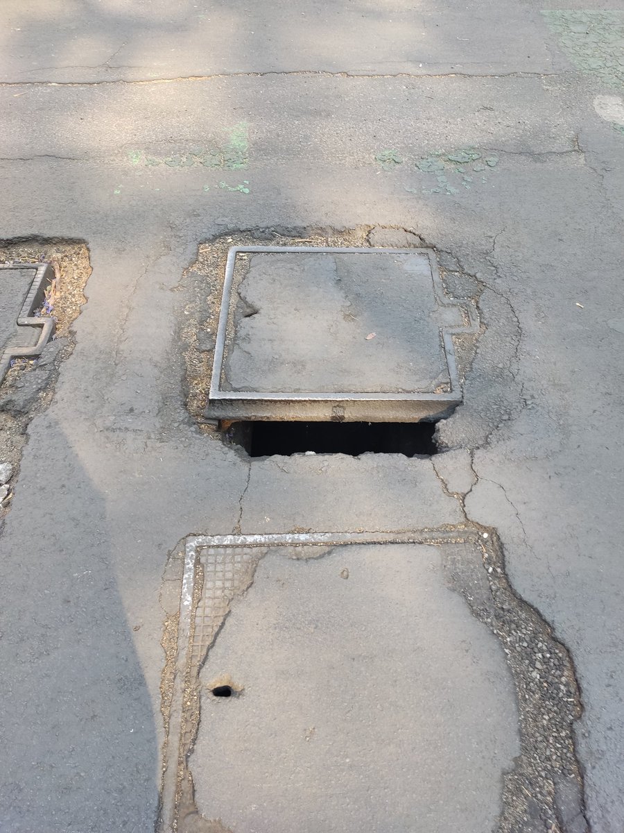 almr69's tweet photo. @En_laDelValle @AccionesBJ se siguen hundiendo y no han pasado a arreglar las alcantarillas en Gabriel Mancera esquina Torres Adalid ya van varias denuncias https://t.co/UC0oF0ivIH