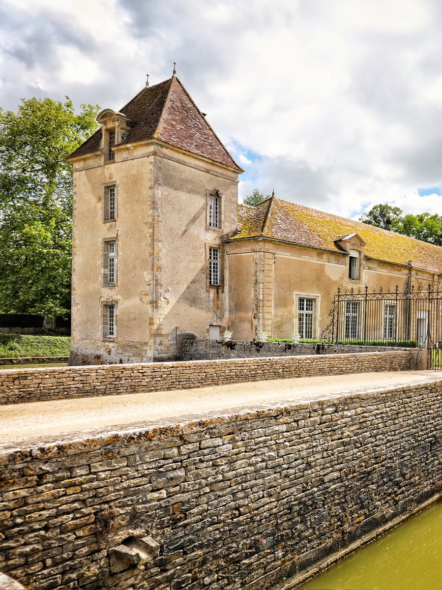 Château de Commarin tweet media