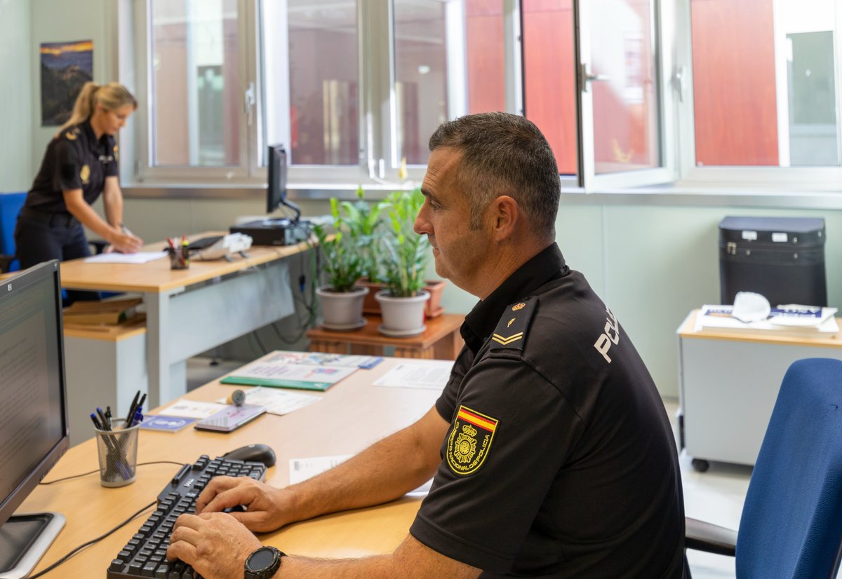 policia's tweet image. 🚩Si recibes mensajes sospechosos 📩, enlaces extraños 🔗o solicitudes de datos personales, desconfía

🚫No pinches en enlaces
🚫No facilites información personal
🚫Bloquea al remitente

👉Estos mensajes suelen ser #spam y en algunos casos intentos de estafa

#SomosTuPolicía