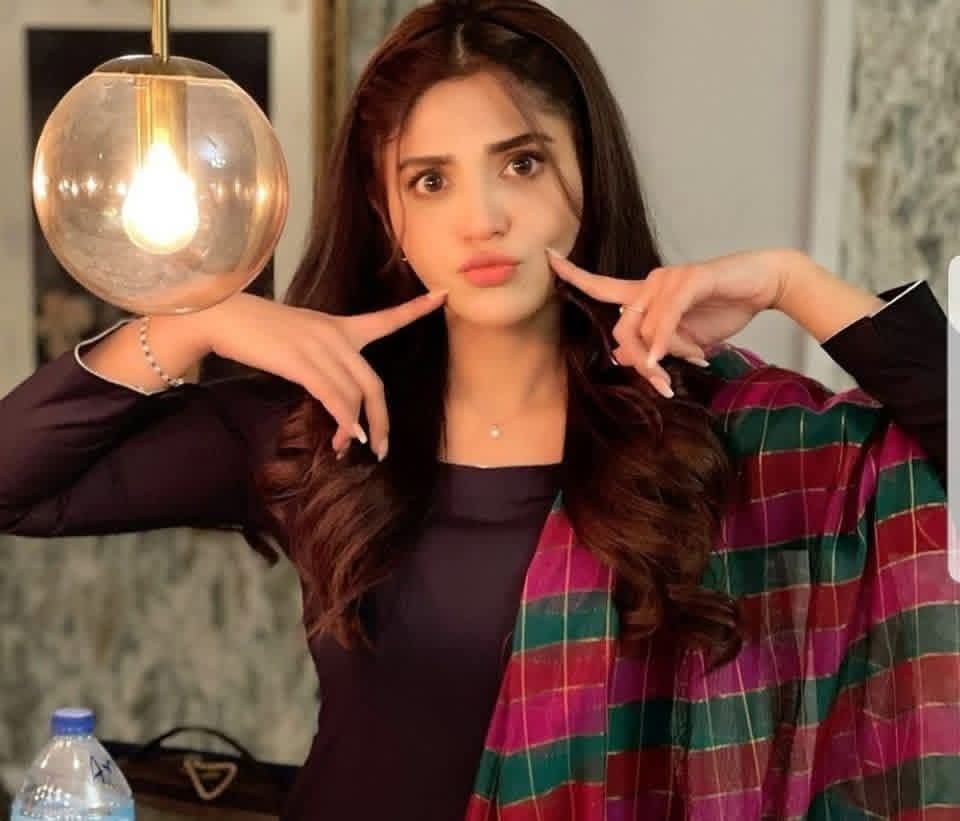 زندگی میں اگر کچھ بننا چاہتے ہو 
تو مجھے follow  کر کے
 میرے فین بن جاؤ 😊