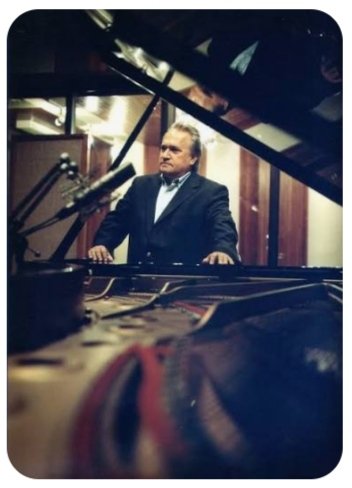 HEdgeMariaE70's tweet photo. Un gigante del piano cubano está de fiesta este 16 de marzo porque  un día como hoy en el año 1944: Nació en Mayarí,  el músico Frank Fernández. Premio Nacional de Música 2005. @BelkisR58132689 @CubaMined @DgeHE15891 @IHernandez15695  @IsmeliDiazM @JuanRoland44493 https://t.co/UskgZQa3RG