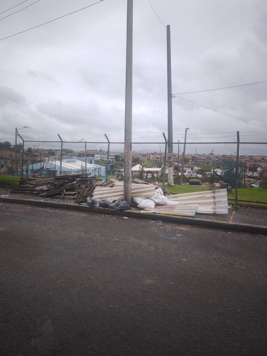 heidy_up's tweet photo. #Denuncia | Habitantes del barrio Nuevo Chile, en la localidad de #Bosa denuncian cómo un tramo vial ubicado en la carrera 72H #53C Sur se ha convertido de manera reiterada en un punto crítico de disposición de todo tipo de residuos. Esta situación conlleva riesgos y posibles emergencias, obstruyendo el paso, afectando la movilidad par los habitantes del sector. Adicionalmente, en la carrera 73 con calle 55 se presenta acumulación de residuos de construcción que sí genera obstrucciones en el paso peatonal y riesgos para quienes transitan por el sector. @Uaesp