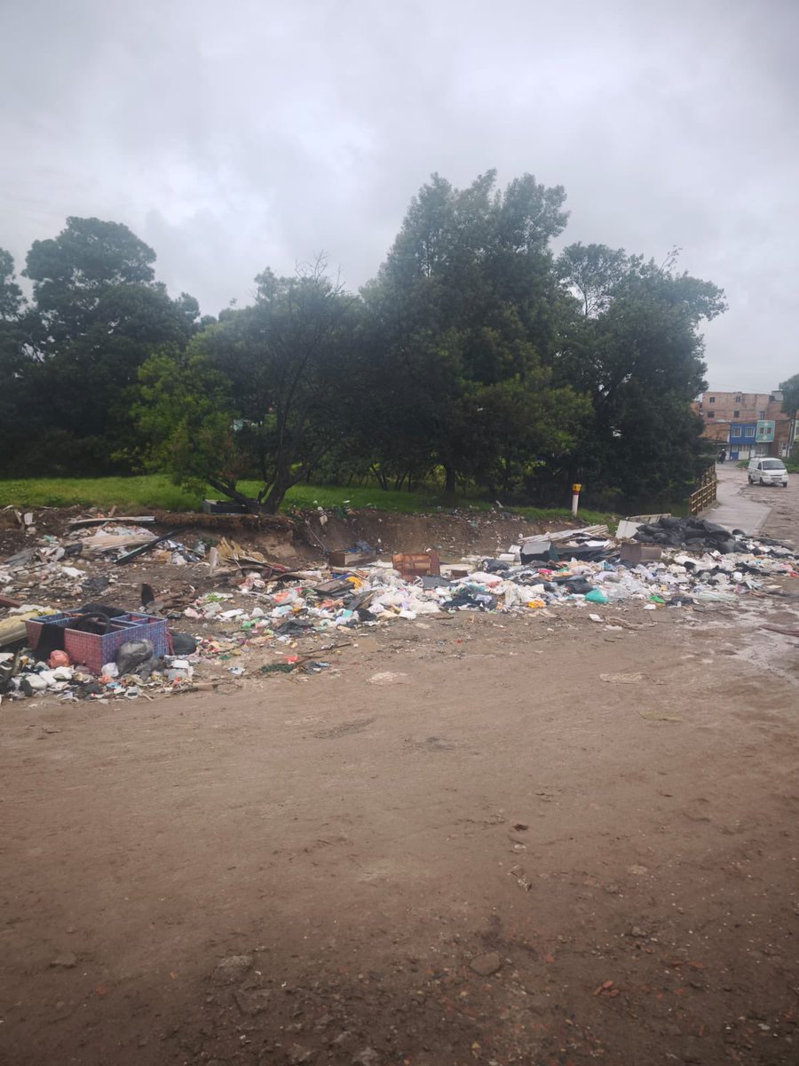 heidy_up's tweet photo. #Denuncia | Habitantes del barrio Nuevo Chile, en la localidad de #Bosa denuncian cómo un tramo vial ubicado en la carrera 72H #53C Sur se ha convertido de manera reiterada en un punto crítico de disposición de todo tipo de residuos. Esta situación conlleva riesgos y posibles emergencias, obstruyendo el paso, afectando la movilidad par los habitantes del sector. Adicionalmente, en la carrera 73 con calle 55 se presenta acumulación de residuos de construcción que sí genera obstrucciones en el paso peatonal y riesgos para quienes transitan por el sector. @Uaesp